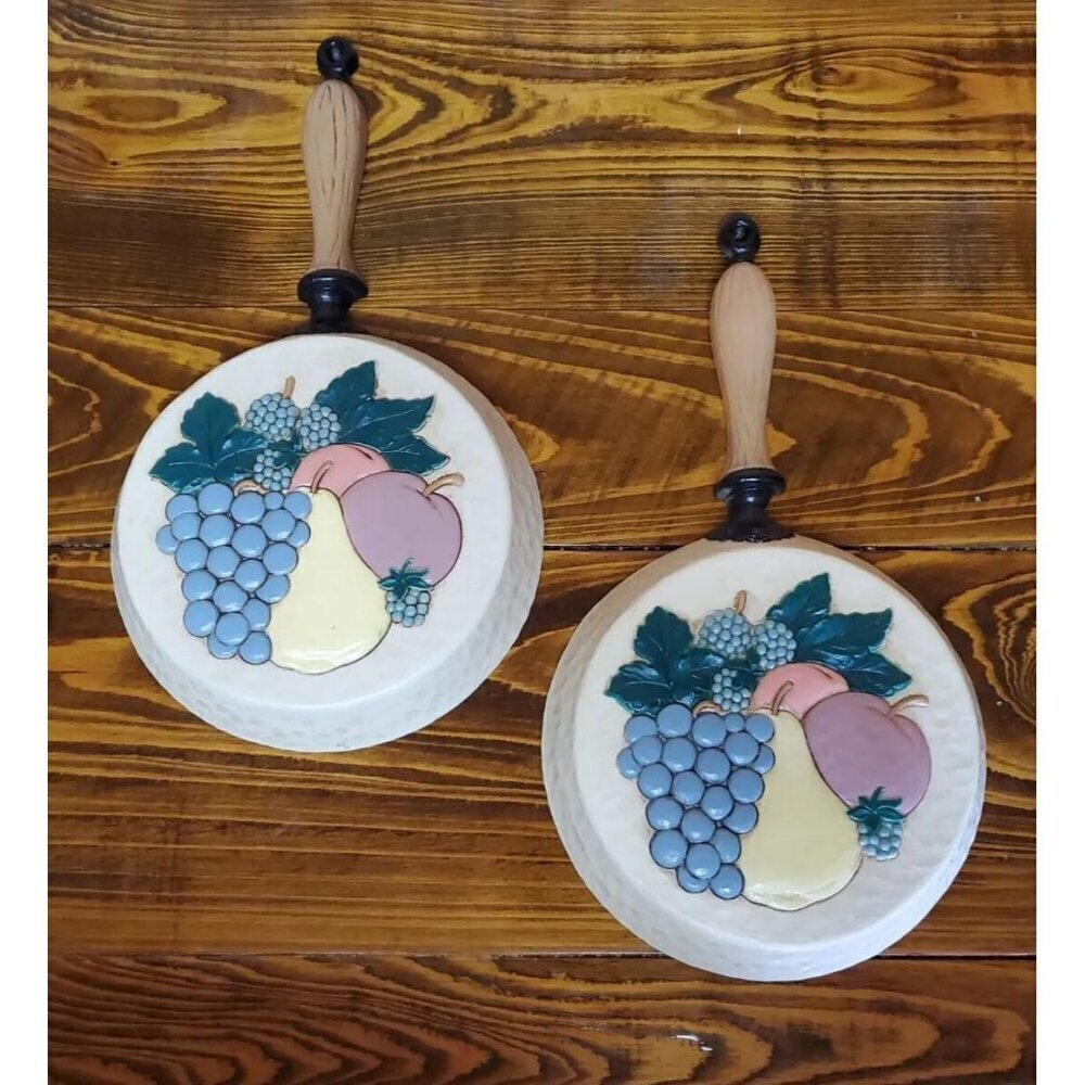 VTG HOME INTERIOR DECORATIVE WALL HANGING TEA KETTLE AND SKILLET. PLASTIC